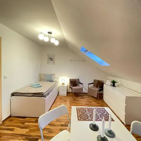 Zentrales Mit Schlafgalerie Bis 4 Gaeste * Neuwied